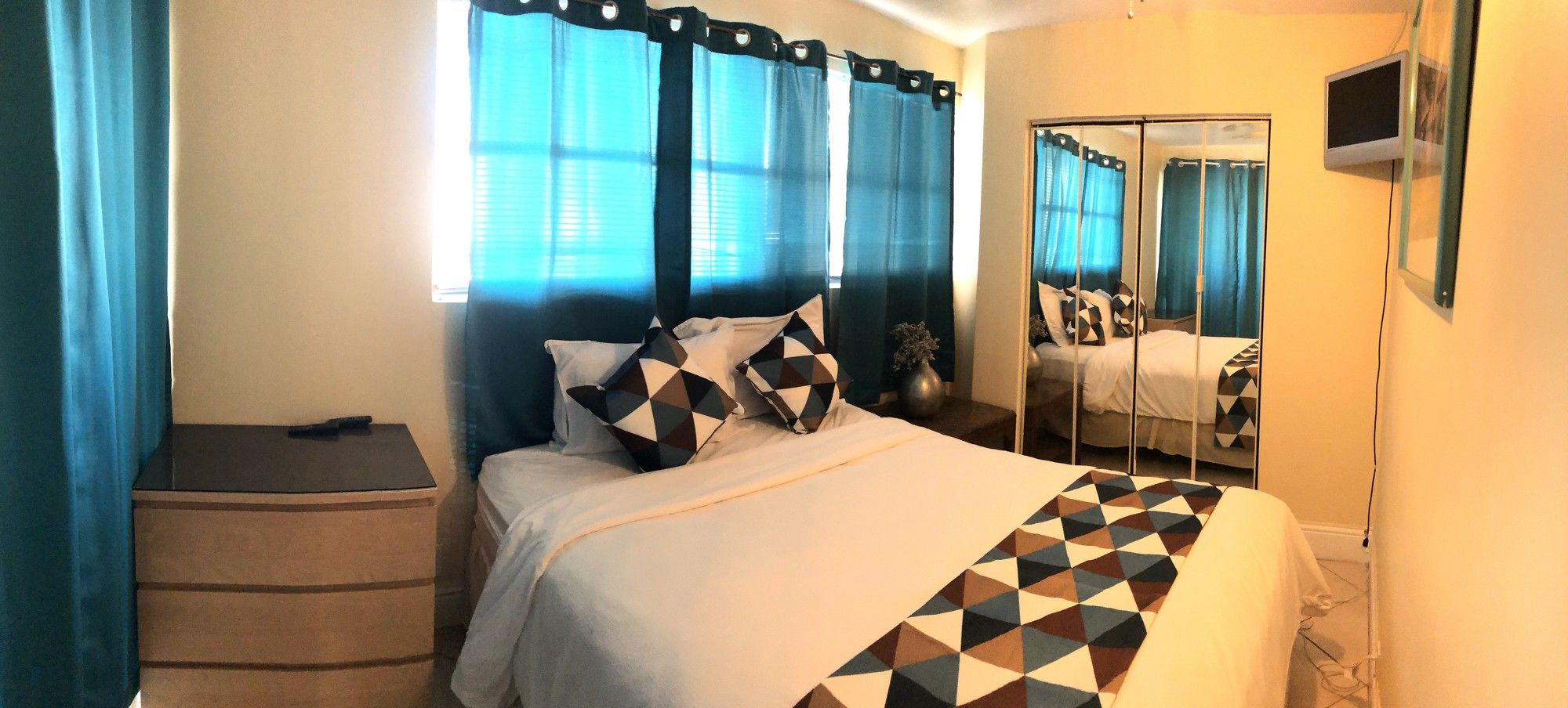 Фото Hollywood Beach Swan