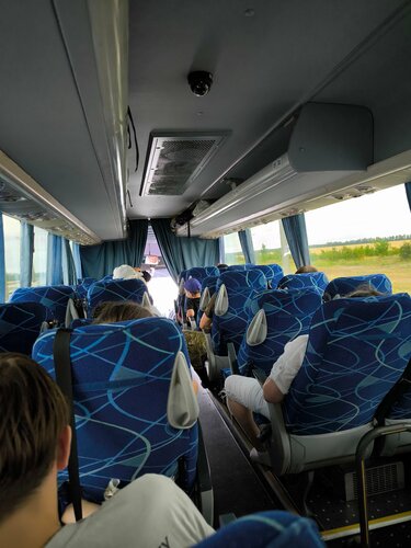 Жетілген бальзак әйелдері аяқтарын шұлықпен таратты.