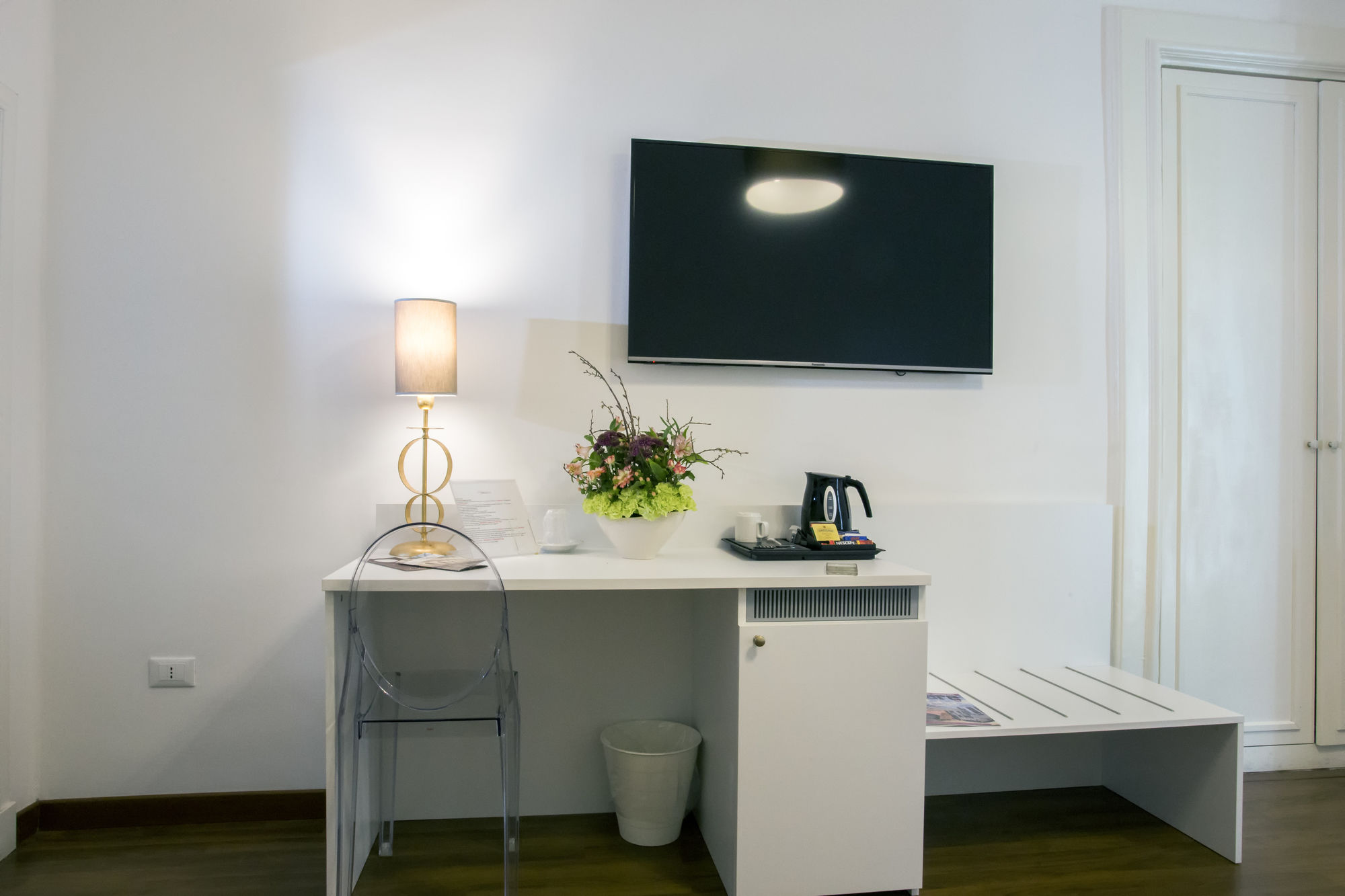 Фото Napoli Class Luxury Rooms & Suites