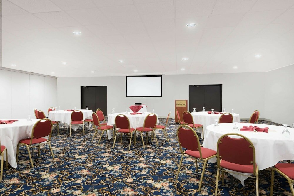Фото Ramada by Wyndham Watertown