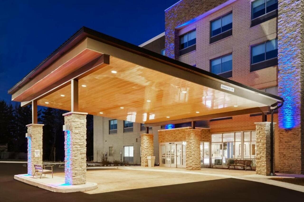 Фото Holiday Inn Express & Suites Chicago North Shore - Niles, an Ihg Hotel