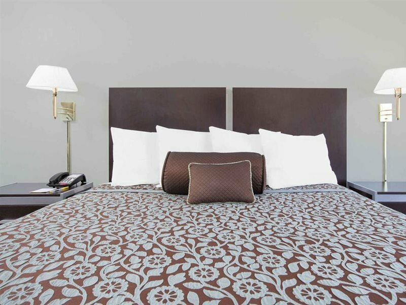 Фото Days Inn by Wyndham Market Center Dallas Love Field