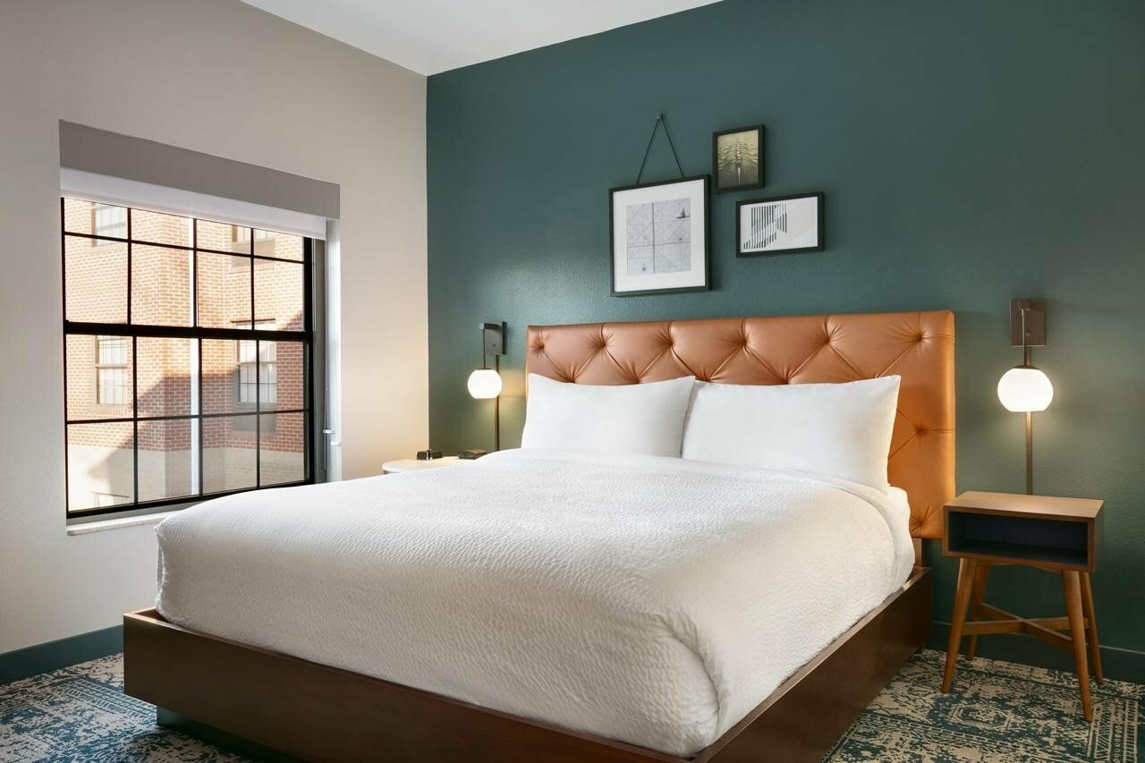 Фото Four Points by Sheraton Raleigh Arena