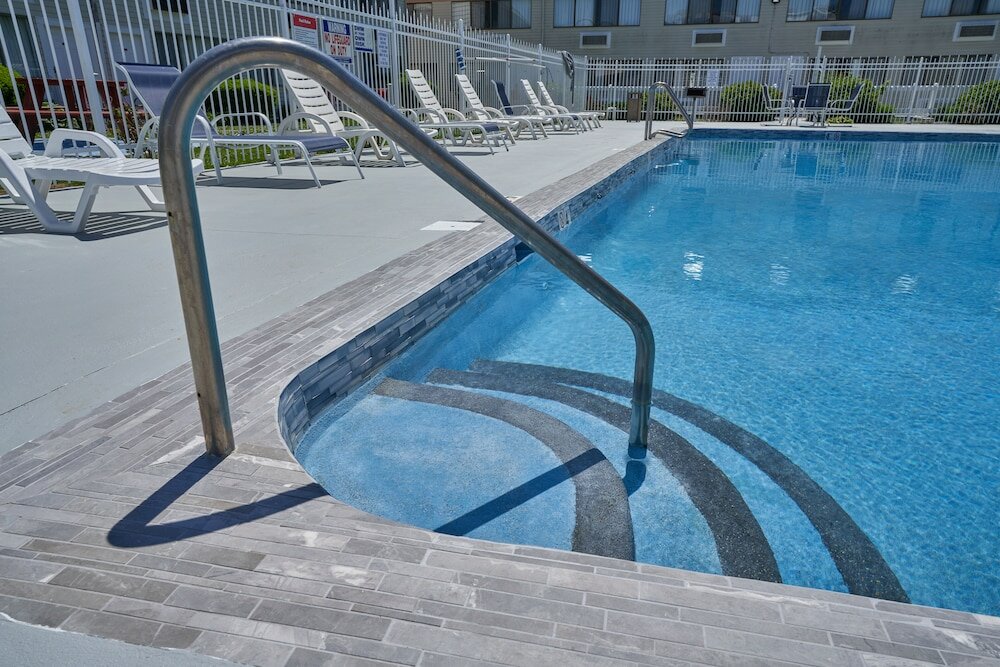 Фото Admiralty Inn & Suites