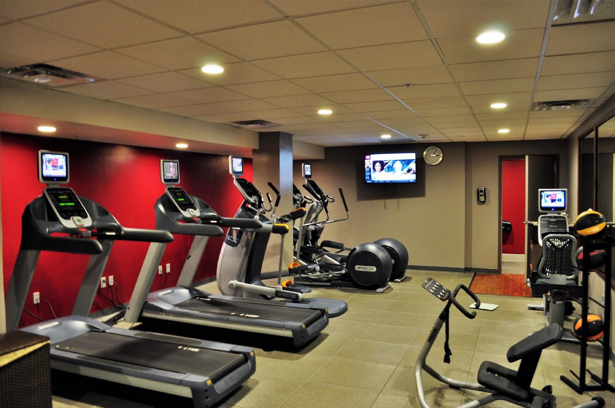 Фото The Tudor Arms Hotel Cleveland - a DoubleTree by Hilton