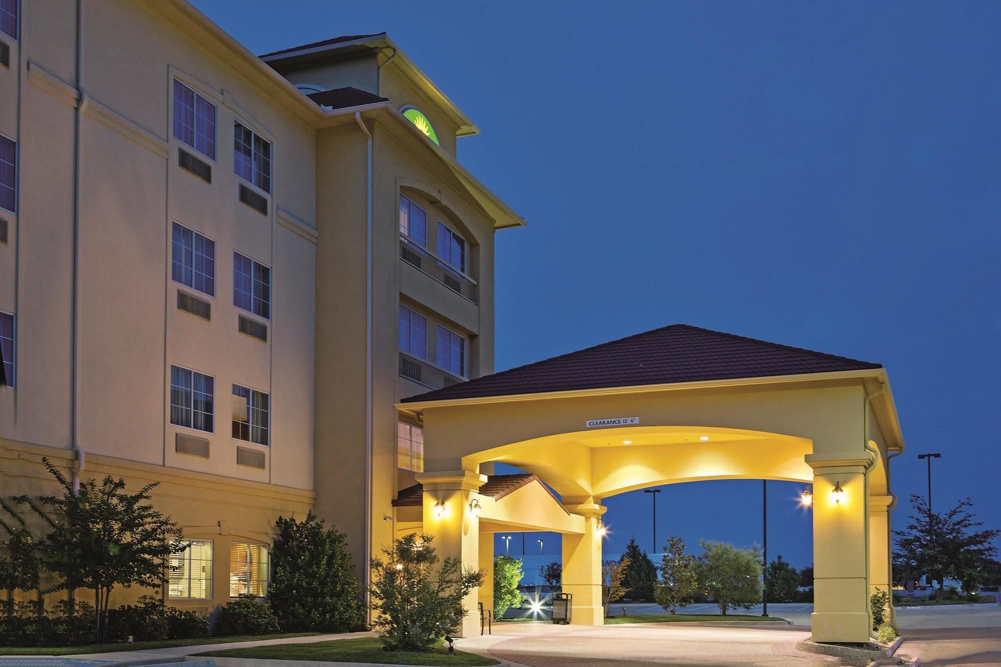 Фото La Quinta Inn & Suites by Wyndham Fort Worth Ne Mall