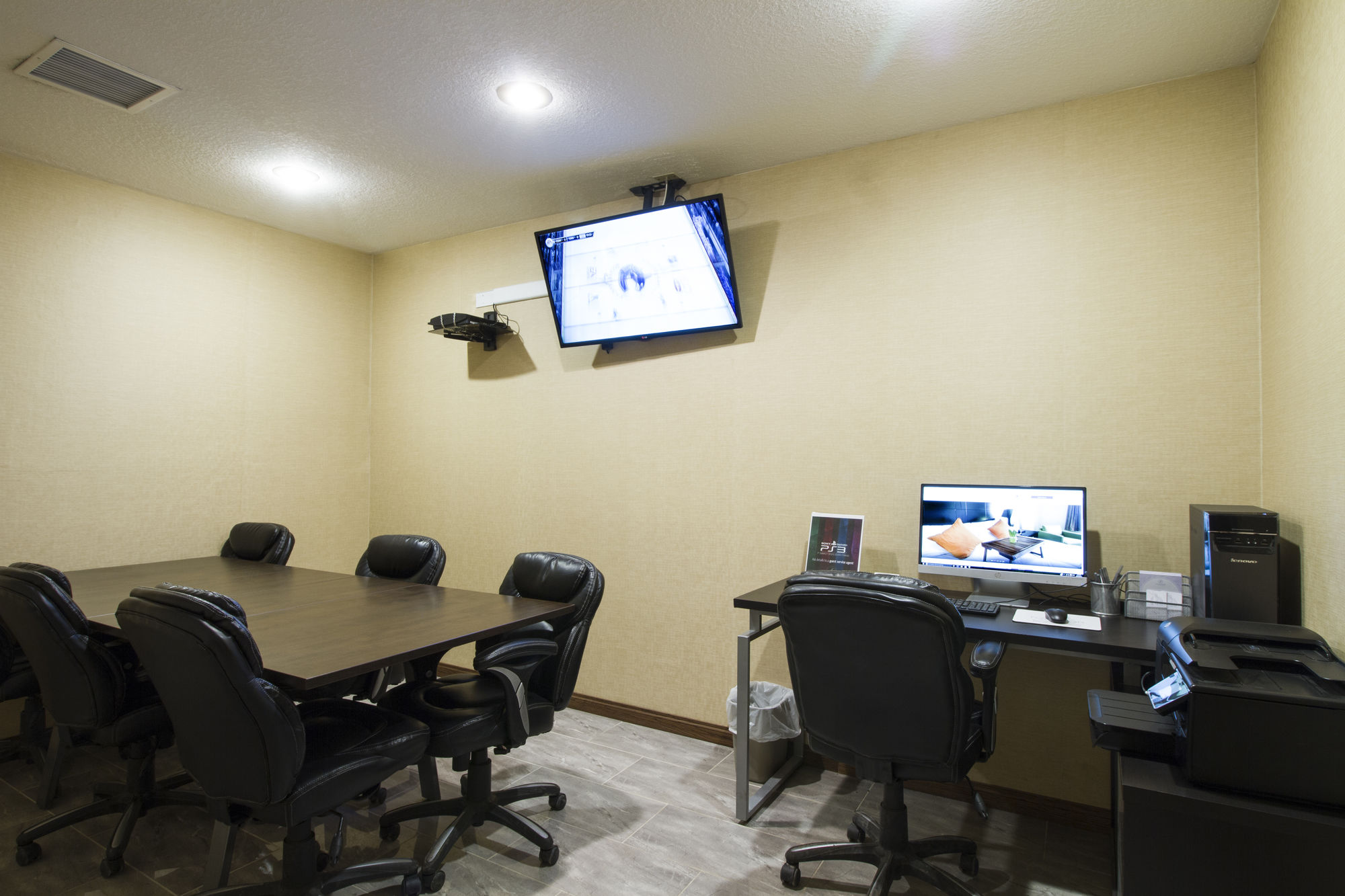 Фото Foxwood Inn & Suites