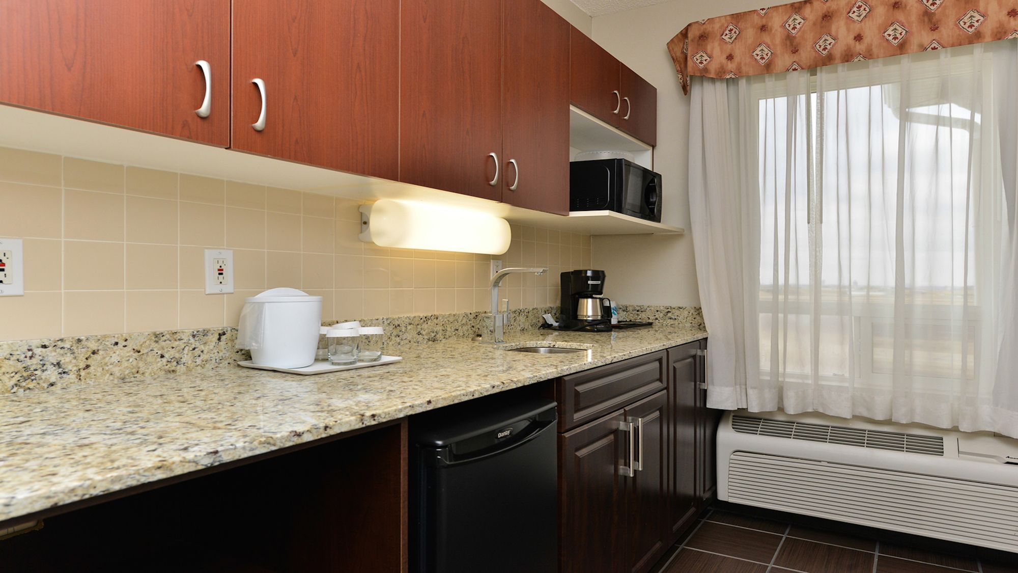 Фото Holiday Inn Express Edmonton-International Airport