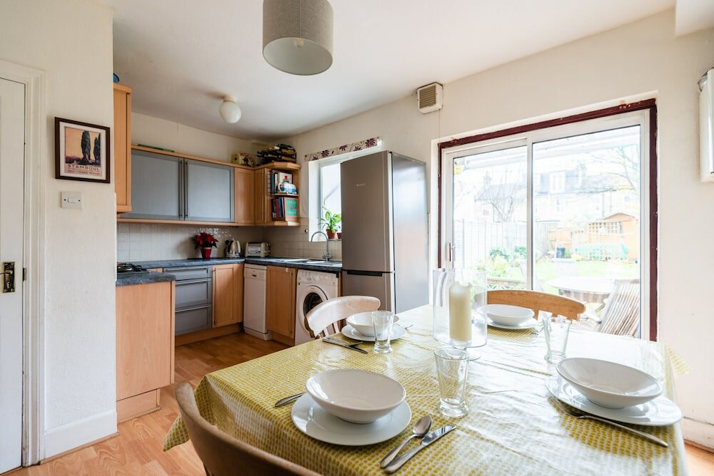 Фото Charming Victorian Family Home in Wimbledon