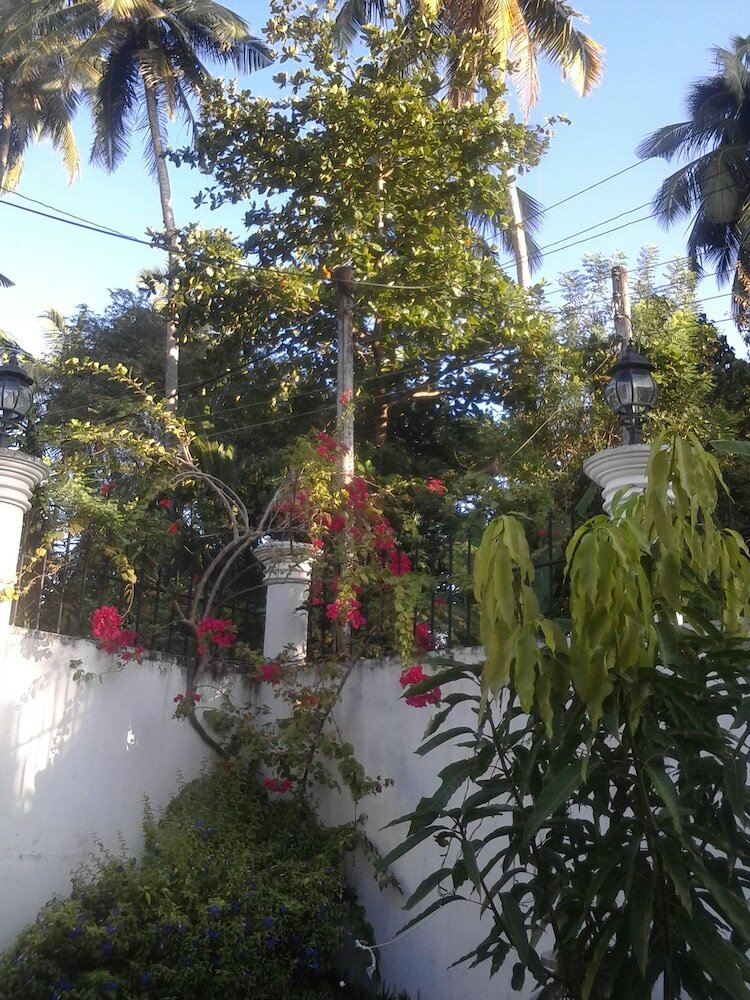 Фото Bandhusena House and Apartments