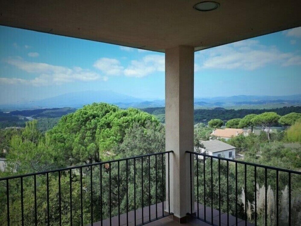 Фото Chalet con piscina y vistas a 10min de la playa de Blanes