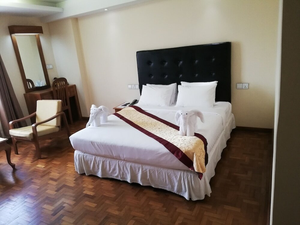 Фото Queen's Park Hotel