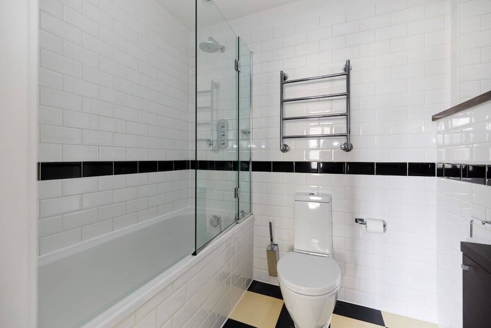 Фото The Chelsea Escape - Spacious 5bdr Flat With Garden