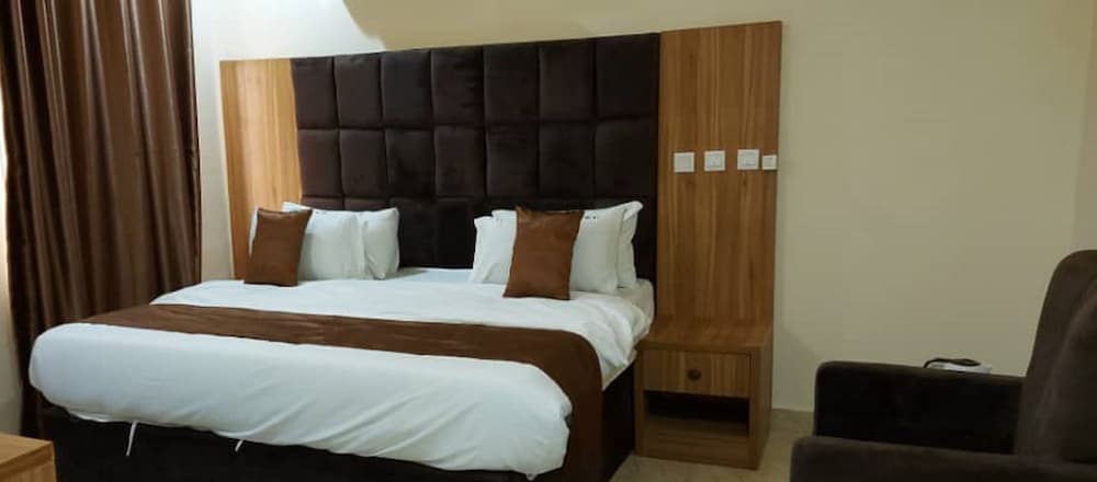 Фото Hassan Sunmonu Court