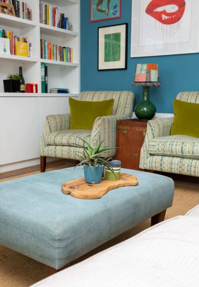 Фото Spacious 3 Bedroom in Notting Hill With Balcony