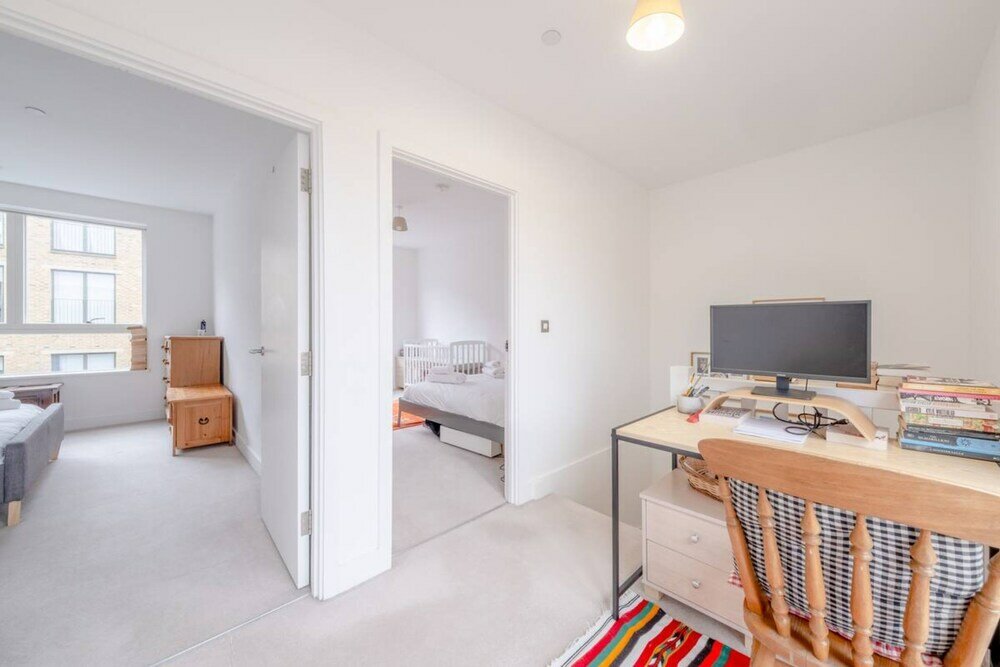 Фото Bright 2 Bedroom Maisonette Near Stratford