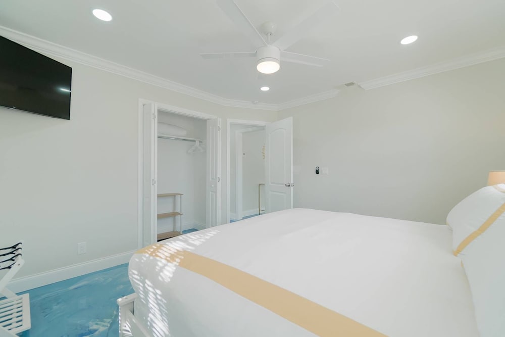 Фото Ocean Oasis Apt B, Downtown, Beach, Dog Friendly, Shops