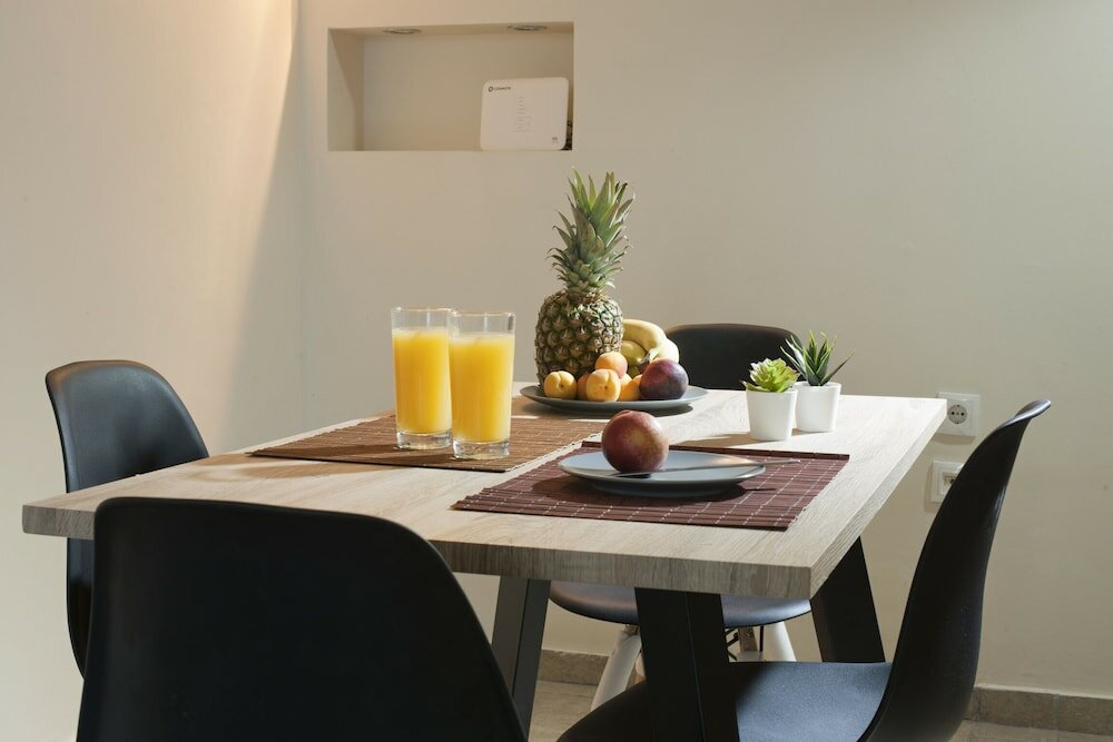 Фото Comfortable Apartment At The Foot of The Odeon of Herodes Atticus