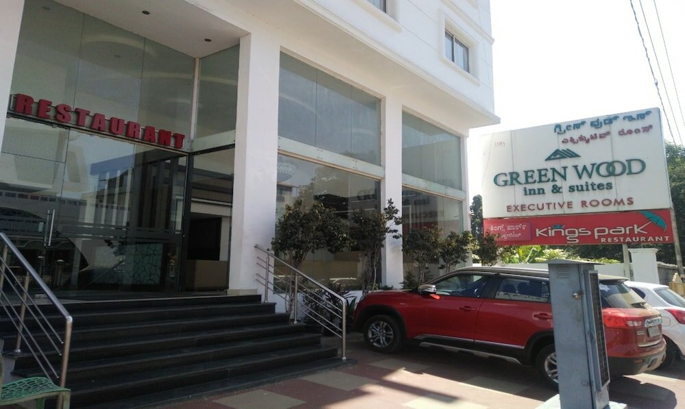 Фото Itsy by Treebo - Greenwood Inn And Suites