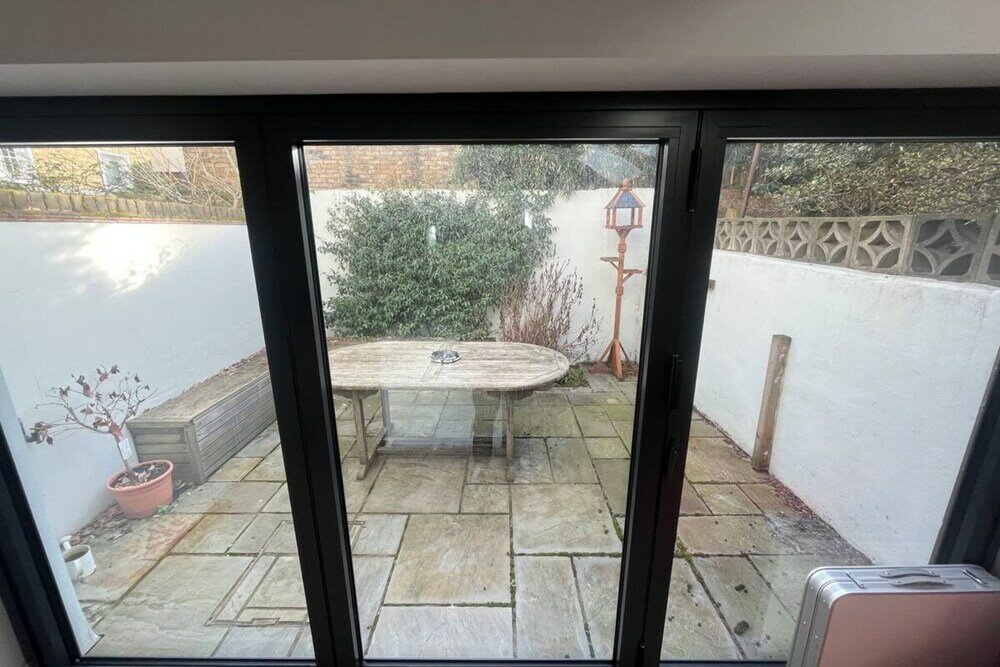 Фото Stylish and Spacious 2 Bedroom House in Brixton