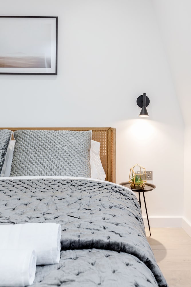 Фото Perfect Holiday Escape - 1 and 2 Bedroom Deluxe Apartments at Liverpool Street