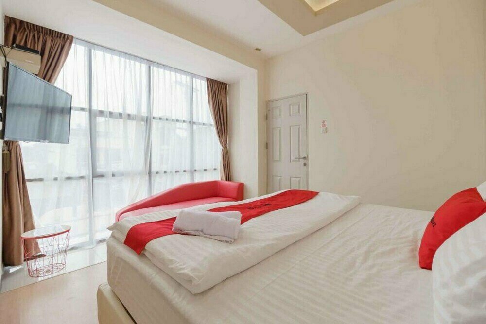 Гостиница RedDoorz Plus near Millenium Ict Centre Medan 2, Медан, фото