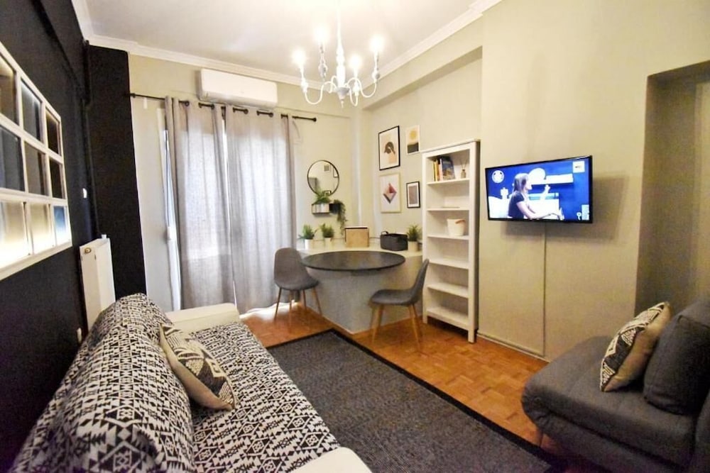 Фото Seven Seconds Away