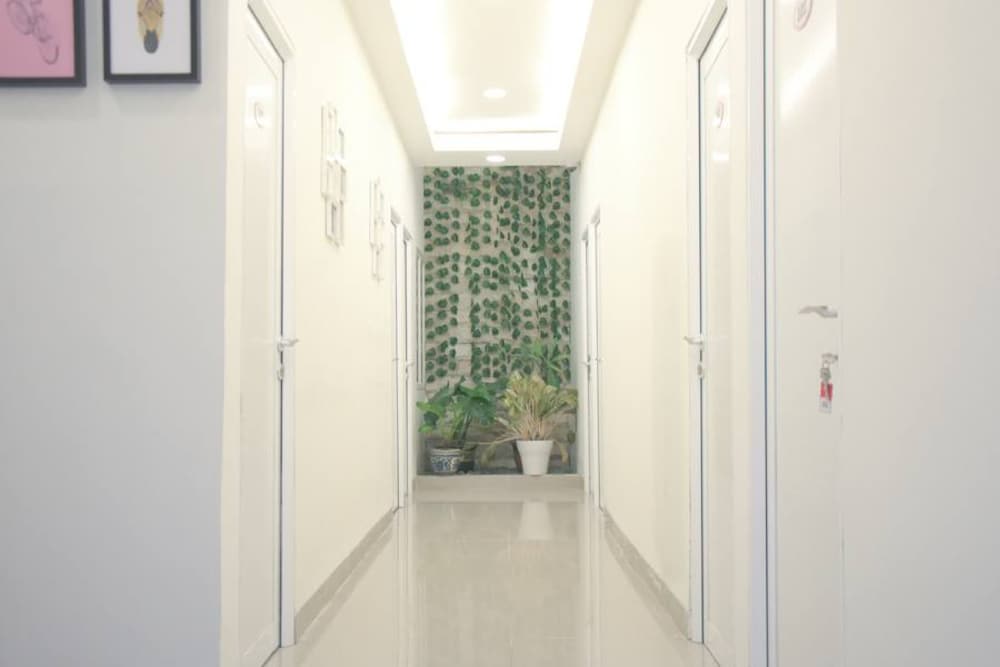 Фото RedDoorz Plus near Manggarai Station 3