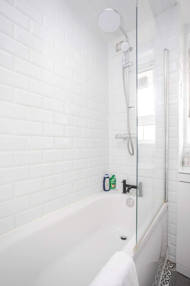 Фото Spacious 4 Bedroom Apartment in Bethnal Green