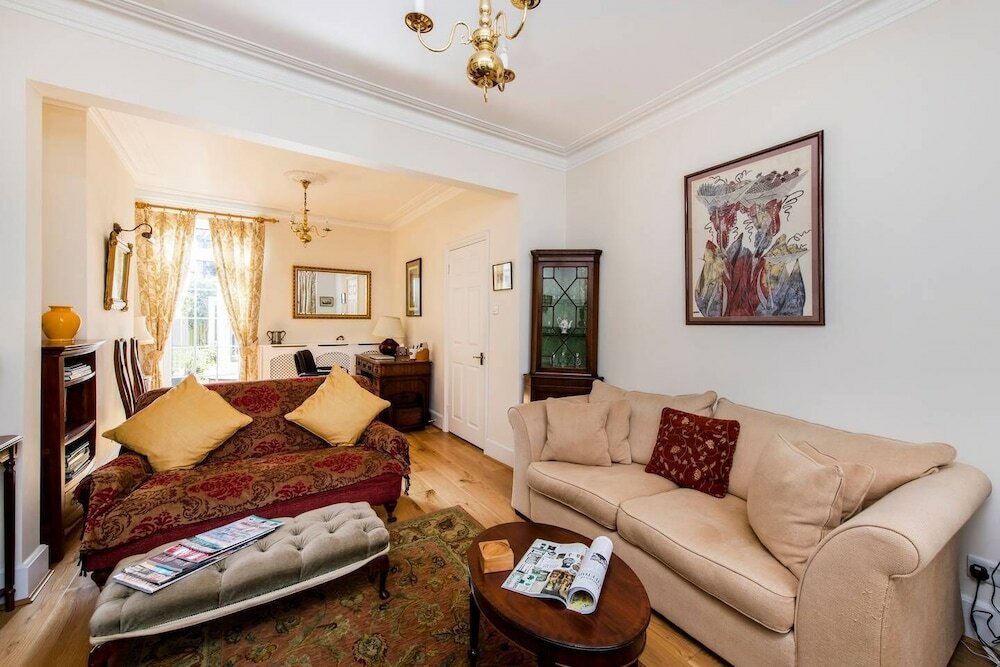 Фото Fabulously British 3 Bed House near Battersea Park