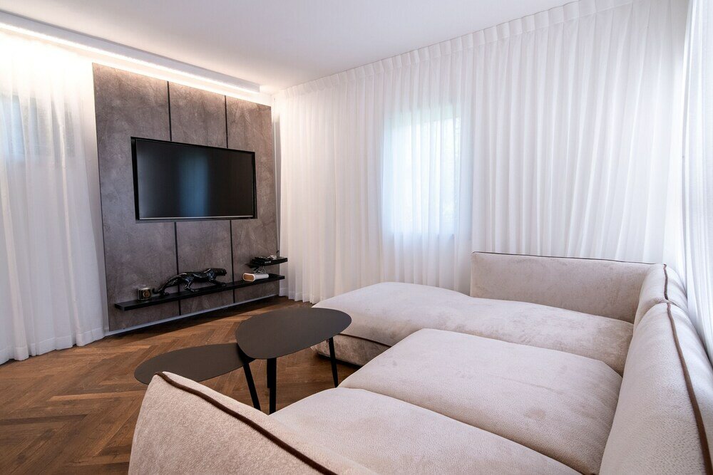 Фото Spacious 4bd House w Pool in Hezliya