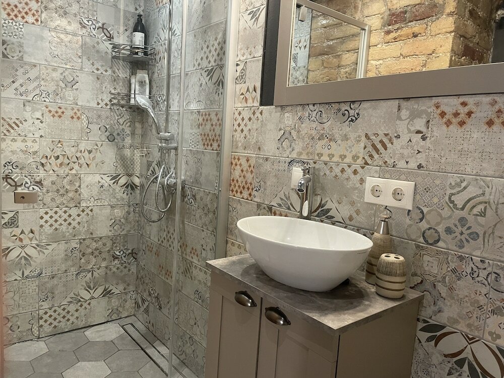 Фото Изысканные апартаменты с 1 спальней и садом в центре города