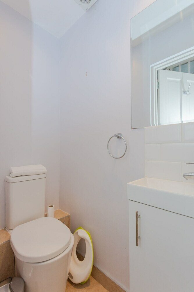 Фото Newly Refurbished 4 Bedroom House in East London