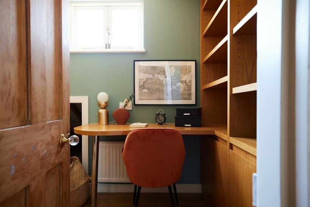 Фото The Barnet Escape - Exquisite 4bdr House With Garden + Patio