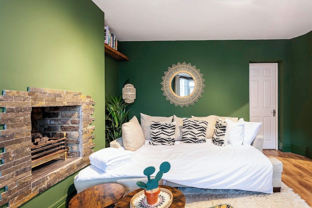 Фото Chiswick Gem: Stylish 1-bed Flat for Modern Living