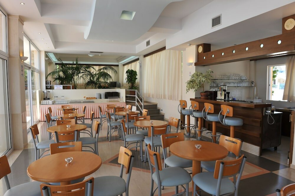 Фото Adonis Hotel