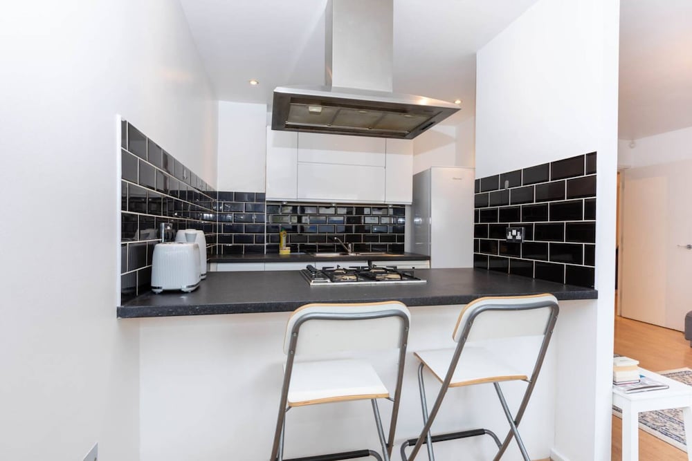 Фото Radiant 2 Bedroom Apartment in East London
