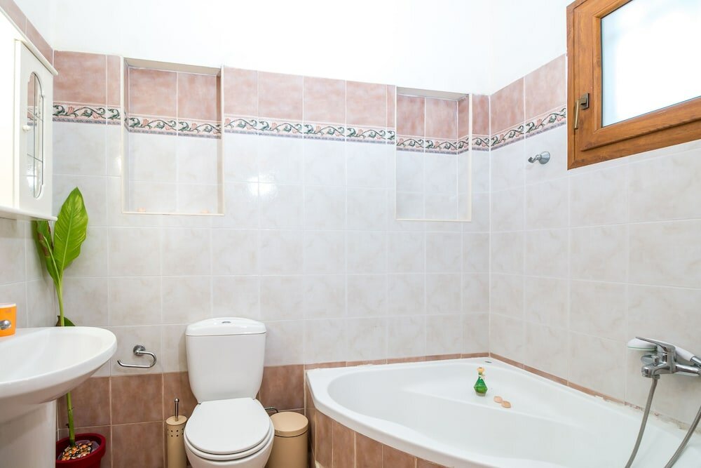 Фото Cozy Family Home Near the Beach