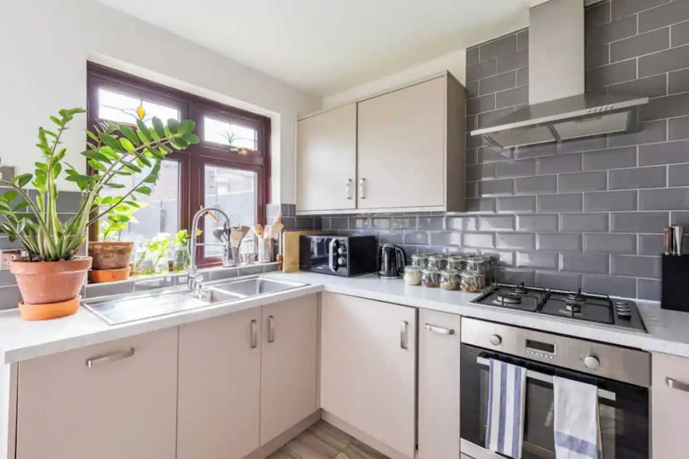 Фото Sunny 3bd House W/private Garden - Wapping!