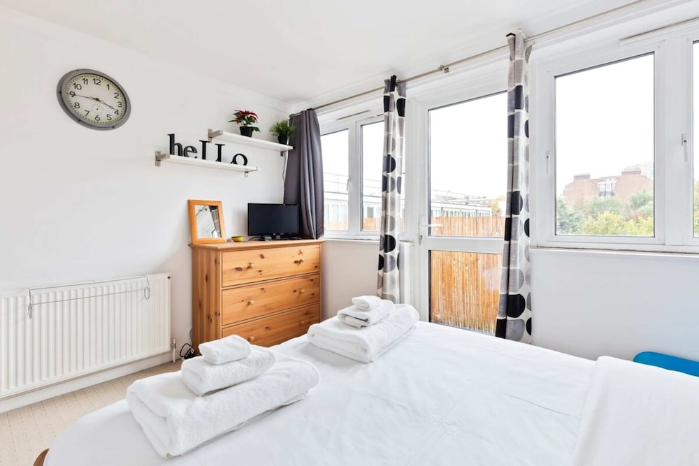 Фото Spacious 2 Bedroom Apartment in Cricklewood