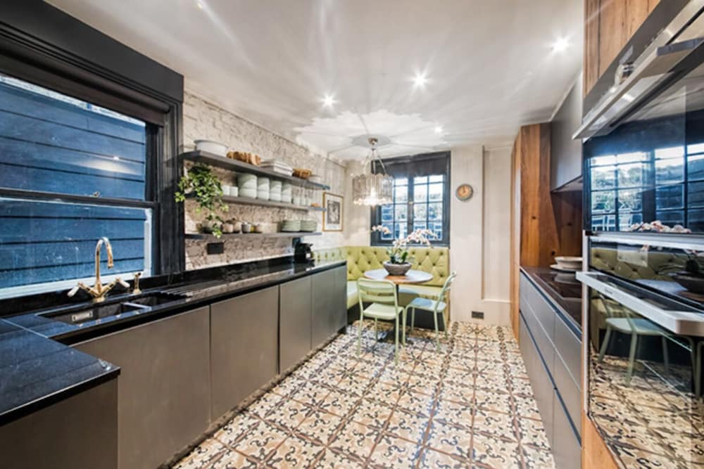 Фото Newly Renovated Two Bedroom Kensington Flat