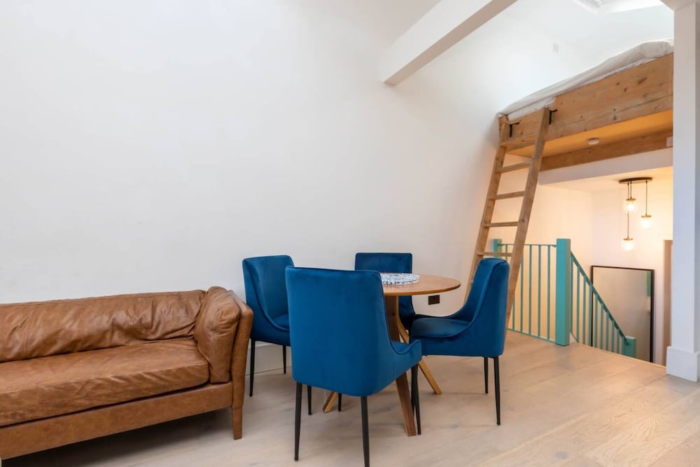 Фото Contemporary 2 Bedroom Apartment on Columbia Road