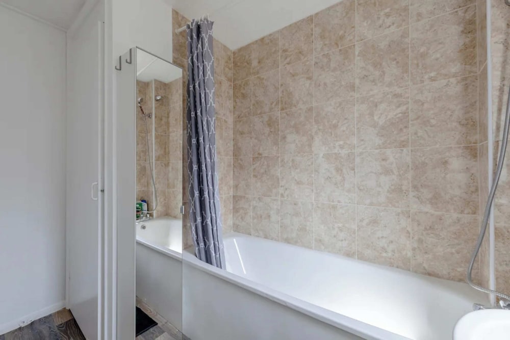 Фото Vibrant & Snug 2bd Flat - Beckton