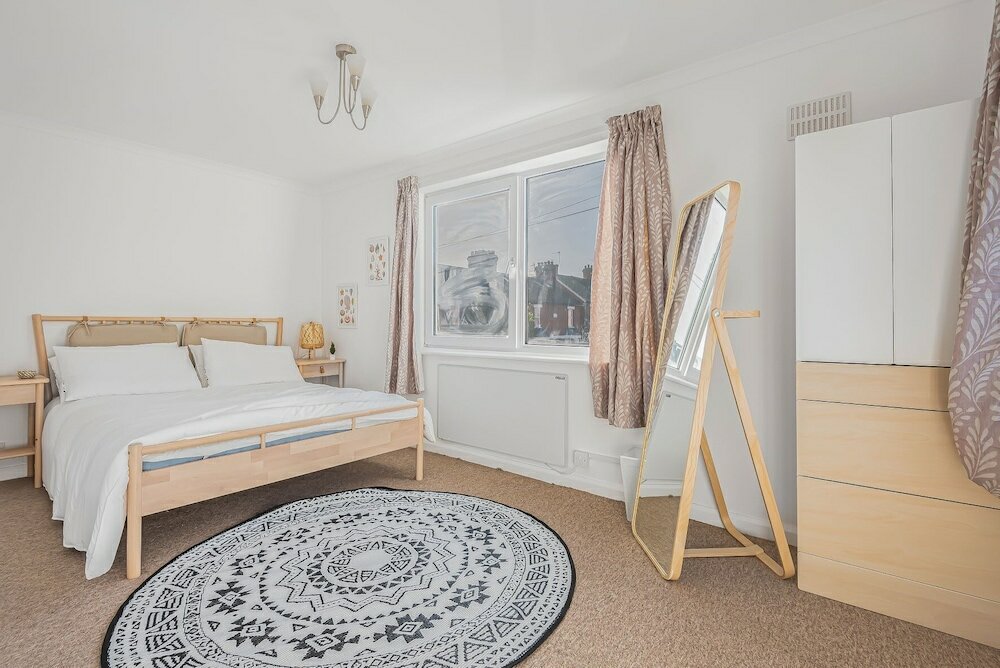 Фото 2 Bed Property in Historic Tonbridge