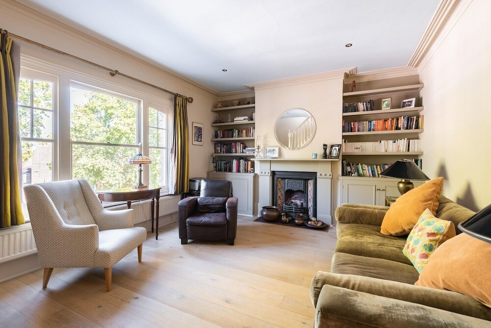Фото Charming Home in Leafy Parsons Green