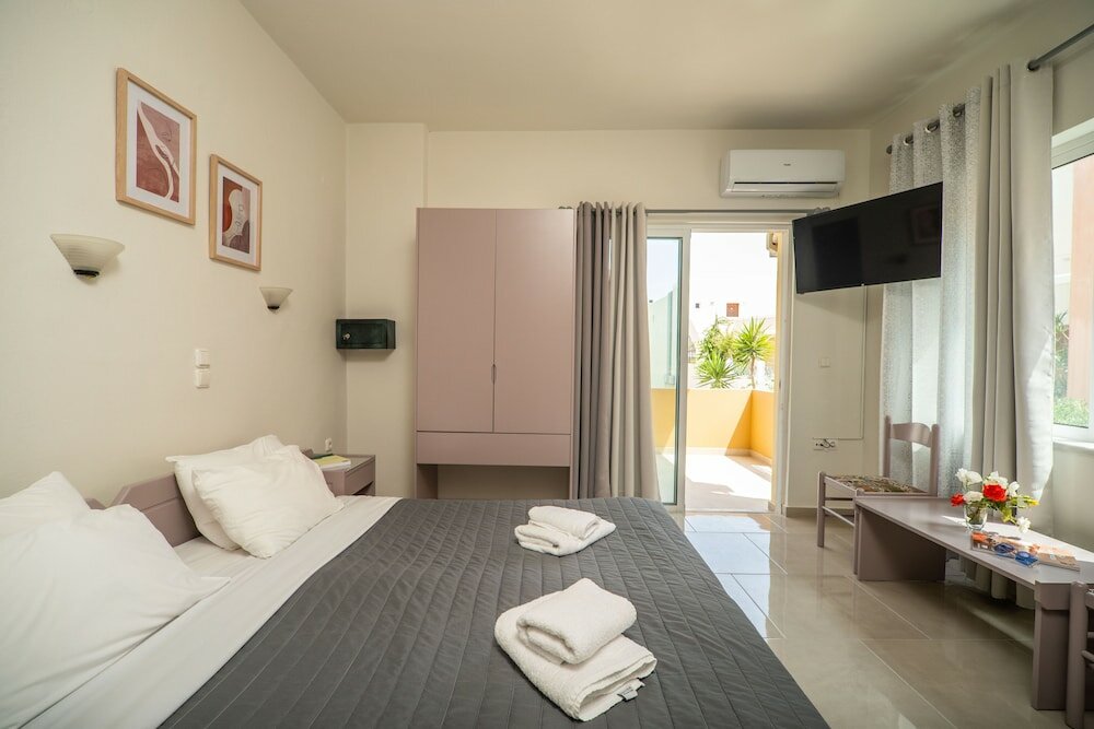 Фото Manos Beachside Apartments