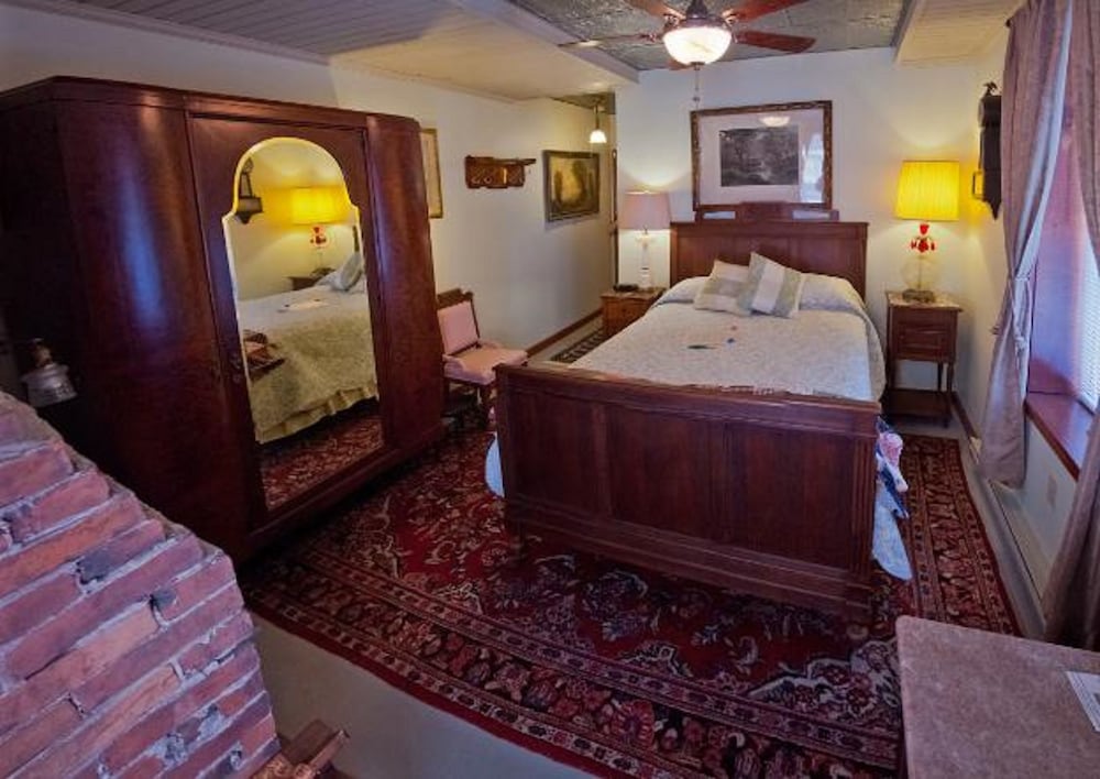 Фото Old Winterport Commercial House