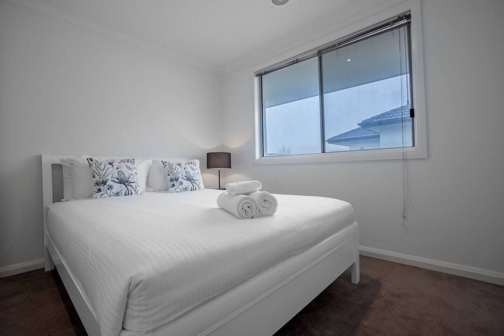 Фото Superb Luxe 5br House@point Cook Near Lake