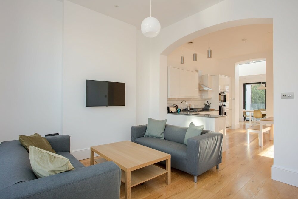 Фото Newly Refurbished Modern 3 Bedroom Apartment in Affluent Fulham