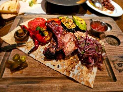 Еркекті жұлып алып, оның шәуетін жеп жатқан әйелдердің порносын қараңыз